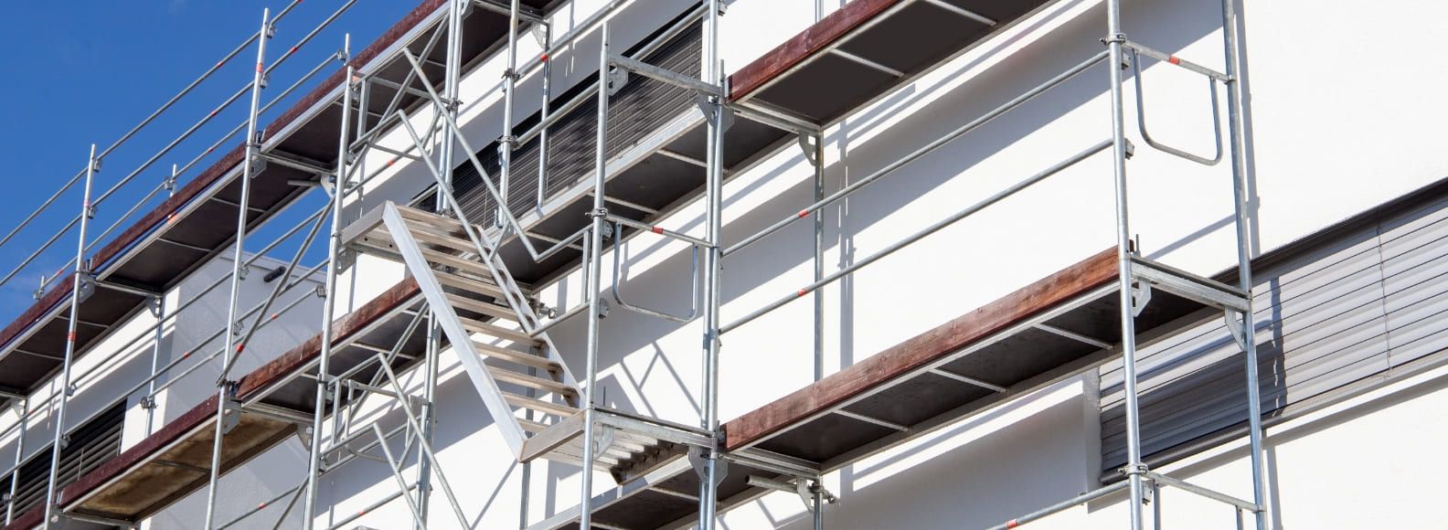 Gerüst vor einer Hausbaustelle